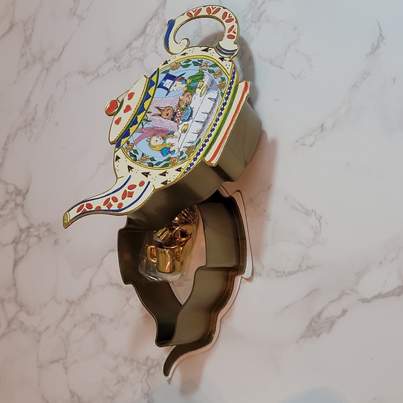 Alice In Wonderland Trinket Box 1994 With Gold Plastic Tea Set - Picture 4 of 8